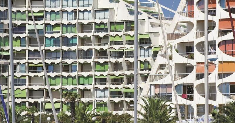 Les pyramides emblématiques de La Grande Motte, un chef-d'œuvre architectural inspiré par les principes de Le Corbusier.